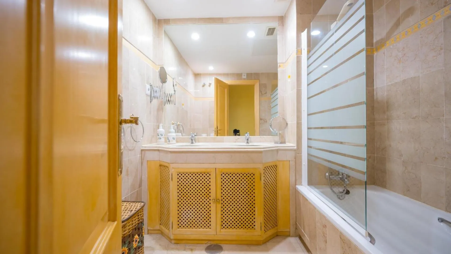 First Level Apartment With Large Terrace 马尔韦利亚